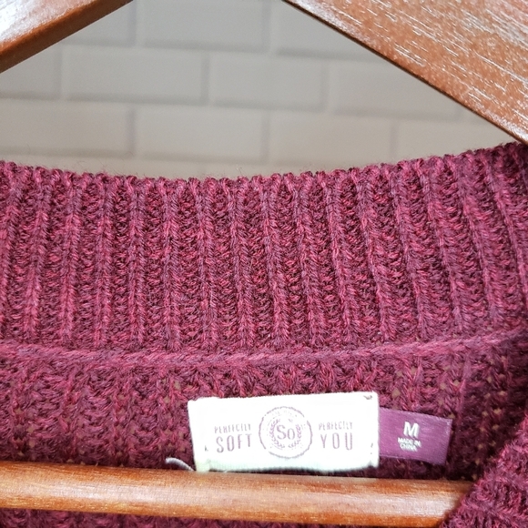 Perfect SO red sweater with laced shoulder Size M - Picture 5 of 10